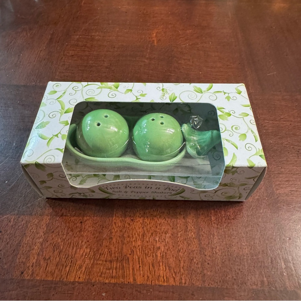 Kate Aspen 2 Peas in a Pod Ceramic Salt & Pepper Shakers New
